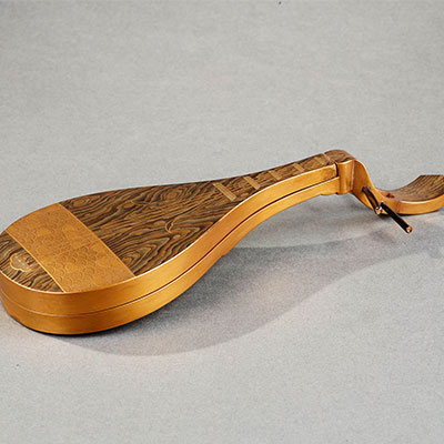 Boîte en laque d’or maki-e en forme de biwa - 1