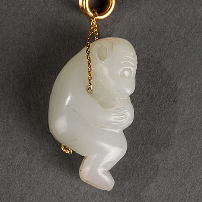 白玉雕猴手持金桃吊坠 - 1