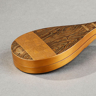 Boîte en laque d’or maki-e en forme de biwa - 2