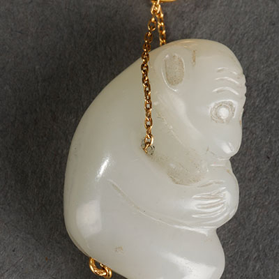 白玉雕猴手持金桃吊坠 - 2